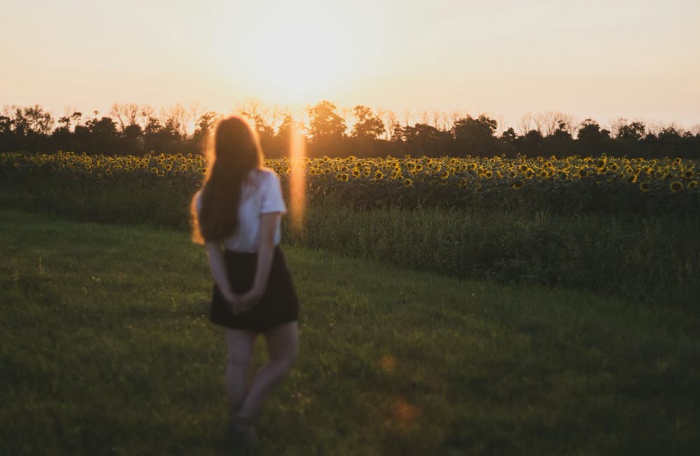Mujer caminando al atardecer